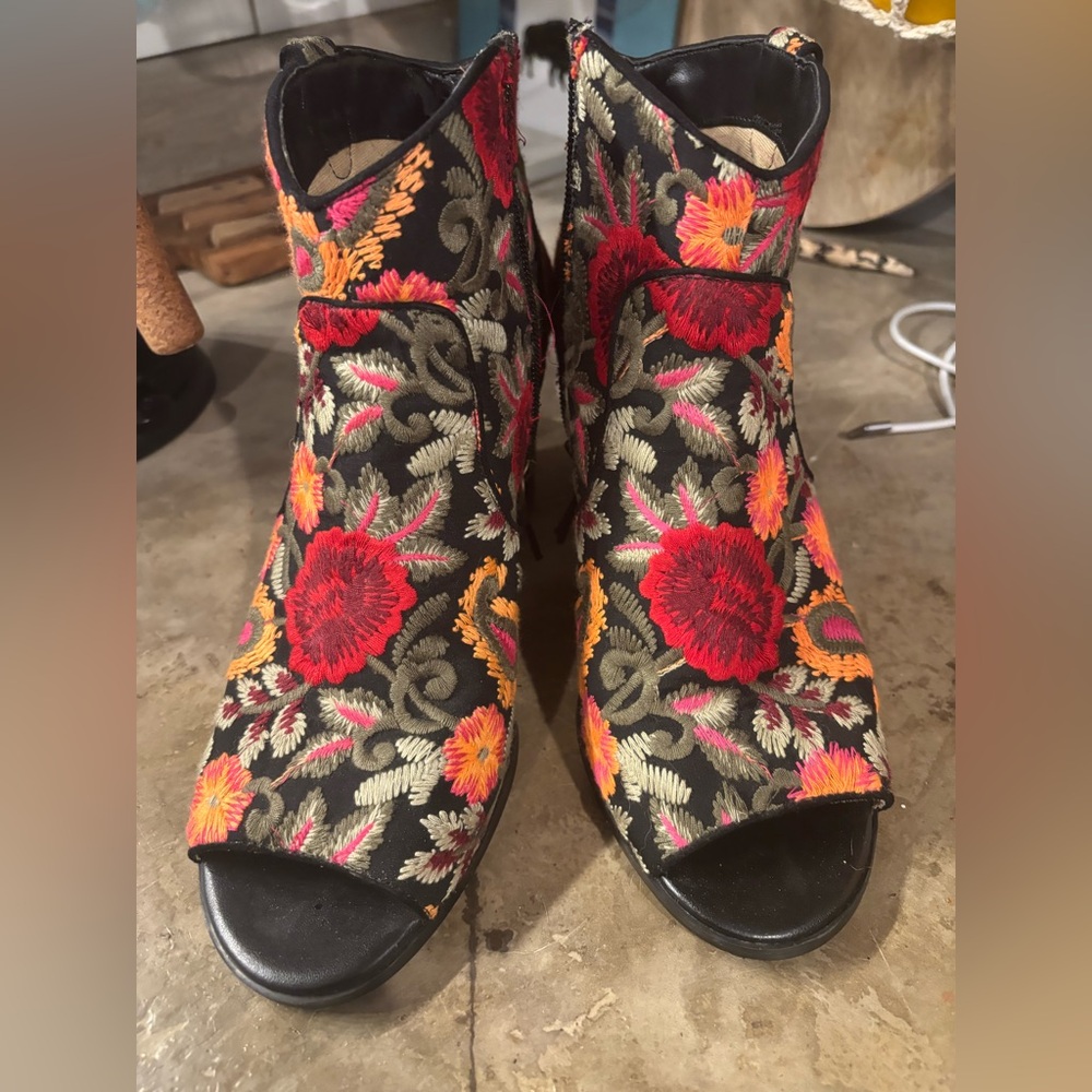 Floral Embroidered Peep-toe Ankle Boots